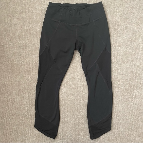 Athleta Pants - Athleta Crop Leggings Womens Small Black Mesh Panels Capri Yoga Pants